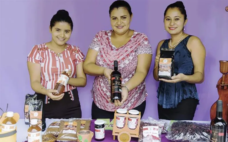 Más financiamiento para emprendedores a través de Usura Cero y programa Adelante