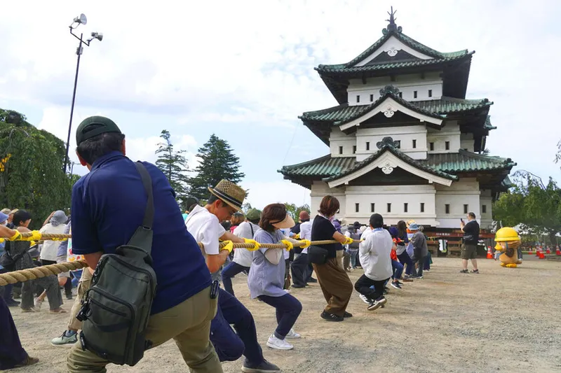 Japón necesitaba mover un castillo de 360 toneladas y decidió no desmontarlo. 1.800 personas han tirado de él con cuerdas y rodillos
