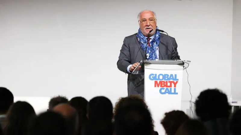Pere Navarro, de la DGT, lo deja claro: “Que nadie salga este verano sin llevar la V16 a la guantera, ¿de acuerdo?”