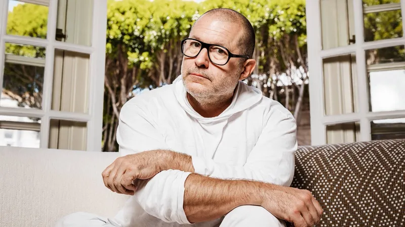 Jony Ive, diseñador del iPhone, defiende al coche eléctrico más 'loco' del año: “Se puede crear algo nuevo y que sea una porquería”