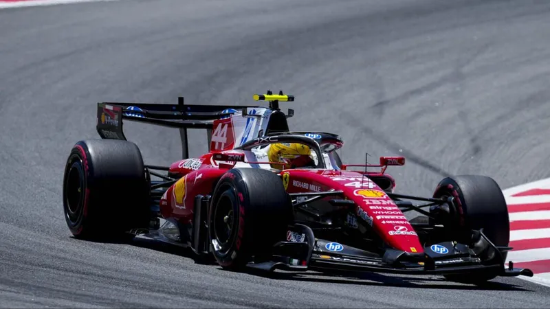Hamilton hace historia en Barcelona y hay Mundial: el líder abandona