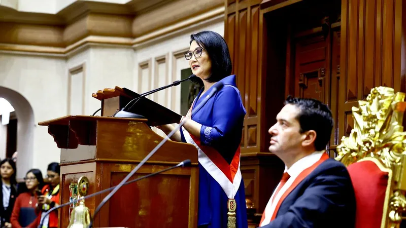 Nueva presidenta de Perú afirma que recibe un Estado "debilitado por la corrupción"