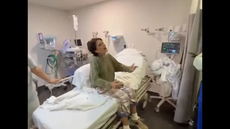 Alejandra Guzmán publica video desde el hospital y rodeada de los médicos que le acomodaron la cadera