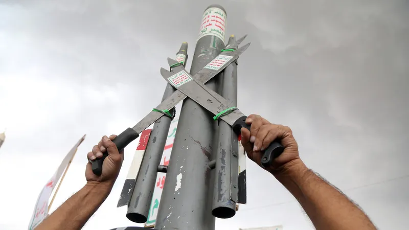 Hutíes de Yemen atacan con misiles balísticos y drones una base aérea en Arabia Saudita