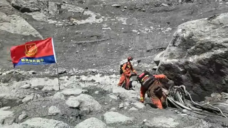 China intensifica la búsqueda de desaparecidos tras la devastadora avalancha de lodo