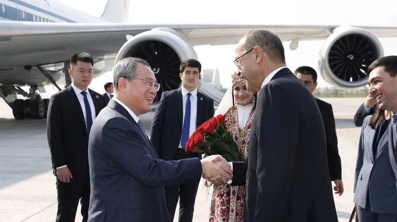 Primer ministro chino llega a Uzbekistán para una visita oficial