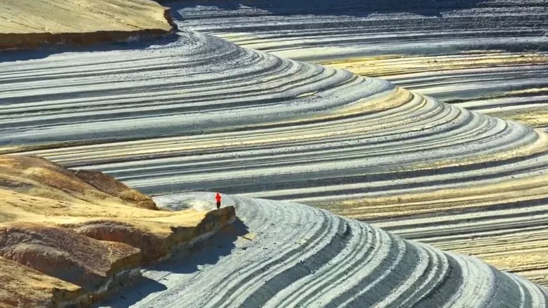 IMÁGENES HIPNÓTICAS: Un lago revela un paisaje con un aspecto casi extraterrestre