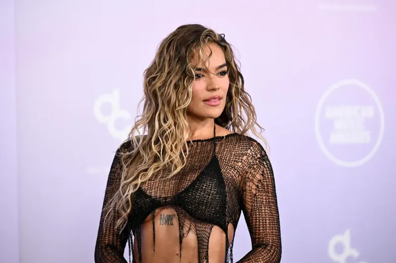 Karol G se sincera sobre un ex complicado en el confesionario de Rosalía: ‘Me volví experta’