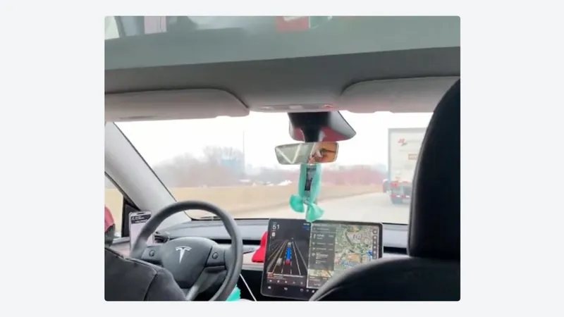 Taxista se queda dormido en plena carretera y su cliente reacciona de una curiosa manera (VIDEO)