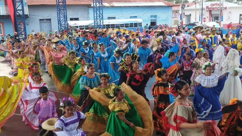 Juventud celebra el folclor con el Mega Baile El Nandaimeño