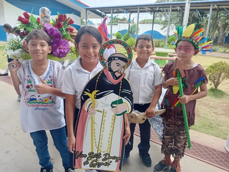 Estudiantes del Colegio Otto de la Rocha celebran el mes patrio con pasarela de huipiles