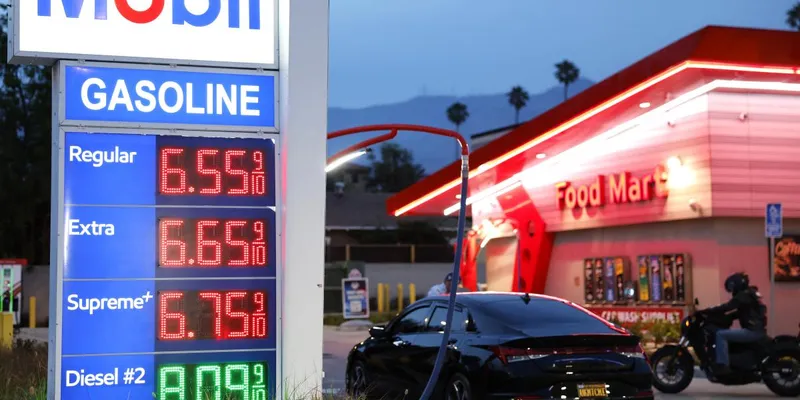 Gasolina en EU cayó ligeramente en la última semana, a 4.01 dólares por galón