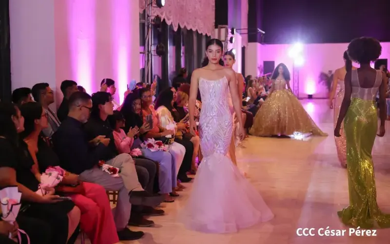 Nicaragua Diseña honra a las madres nicaragüenses con pasarela "Madre, Amor Infinito"