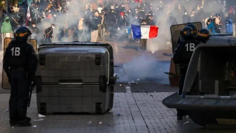 Macron reconoce que la guerra contra Irán es la causa de protestas en Francia