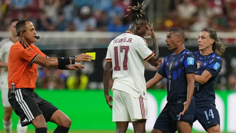 España sufre la dura baja de Nico Williams, lesionado por el uruguayo De La Cruz
