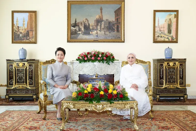 Peng Liyuan charla mientras toma el té y visita una exposición con la esposa del presidente egipcio