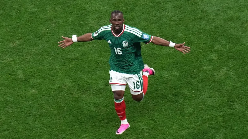 Dos mexicanos nominados al Balón de Oro: Julián Quiñones y Scarlett Camberos hacen historia