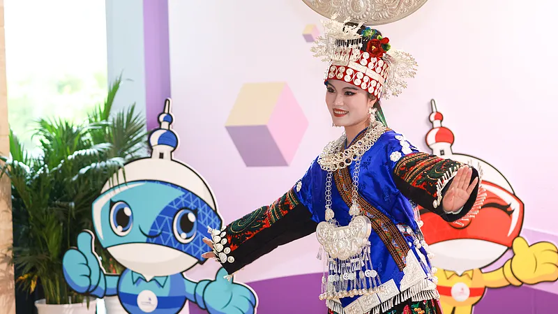 Los jóvenes revitalizan Wujiangzhai, en Guizhou, con el bordado miao