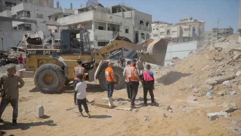 Gaza inicia la restauración de cementerios devastados por guerra israelí