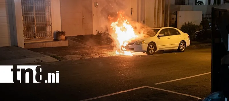 Vehículo se incendia frente a Canal 8 en Bolonia y deja cuantiosos daños materiales