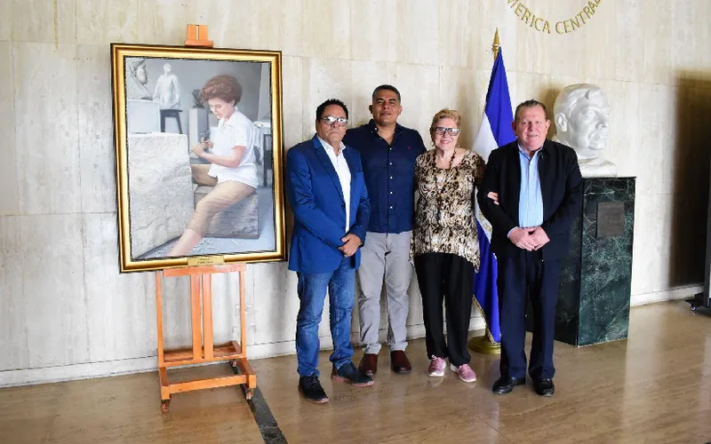 Entrega de retrato de la gran Edith Gron al Teatro Nacional Rubén Darío