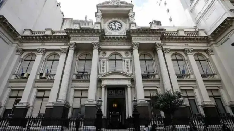 Argentina acelera compras de divisas y roza los $10.000 millones