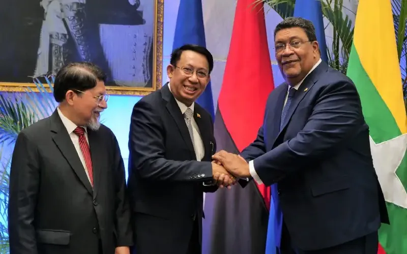 Recibimos las Copias de Estilo del Nuevo Embajador de Myanmar