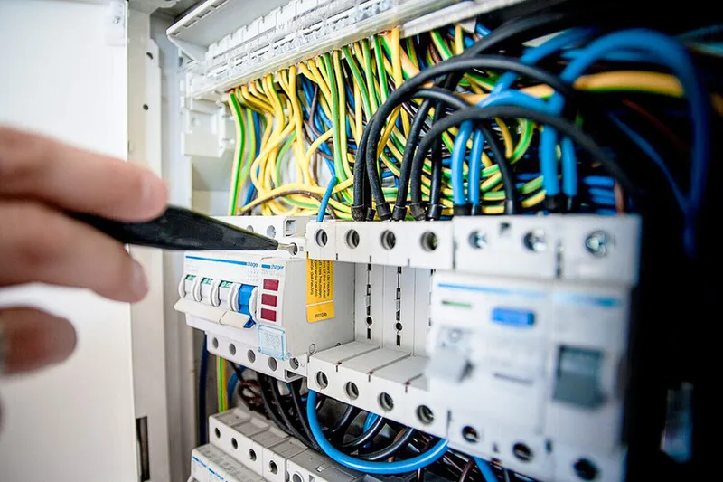 Javier, electricista de Córdoba: "A un cliente se le fue la luz 5 veces, le pedí una factura y descubrí que tenía distinta potencia contratada según el horario"