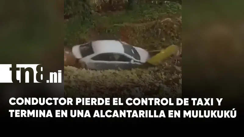 Taxi se sale de la vía y cae en una alcantarilla en carretera Mulukukú...