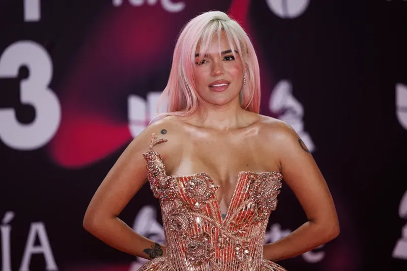 Karol G se confiesa con Rosalía sobre su peor decepción amorosa en pleno concierto