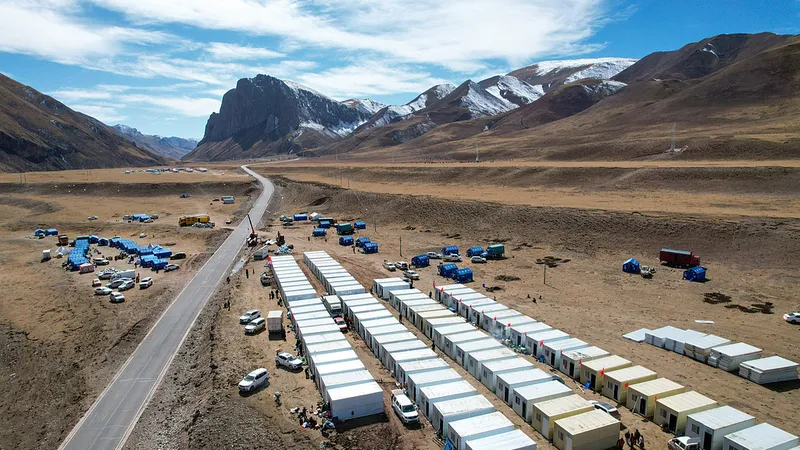 Se distribuyeron decenas de miles de artículos de primera necesidad a los residentes afectados tras el sismo de magnitud 7,0 en la región autónoma de Xizang