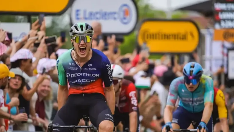 Olav Kooij reina en un primer sprint del Tour reducido tras una caída en la parte final