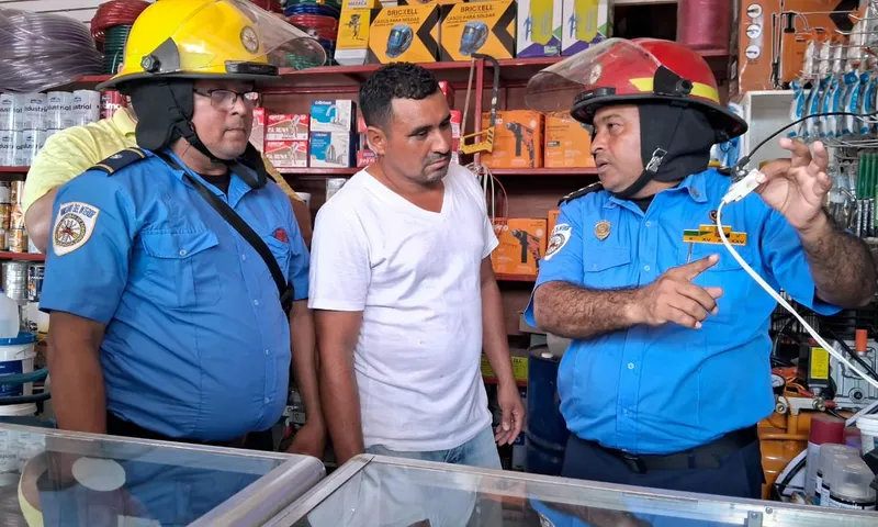 Bomberos realizan inspección preventiva en el mercado Roberto Huembes