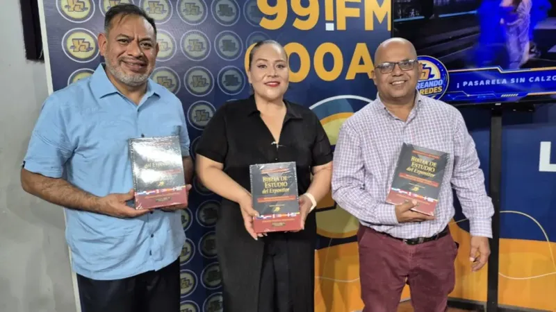 Trabajadores de Tu Nueva Radio YA reciben biblias en el marco del 457 Aniversario de su traducción