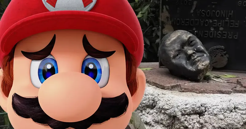 Sujeto con playera pirata de Super Mario Bros. le corta la cabeza a la estatua de Felipe Calderón, expresidente de México