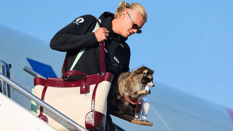 Erling Haaland regresó del Mundial ¡con un mapache!