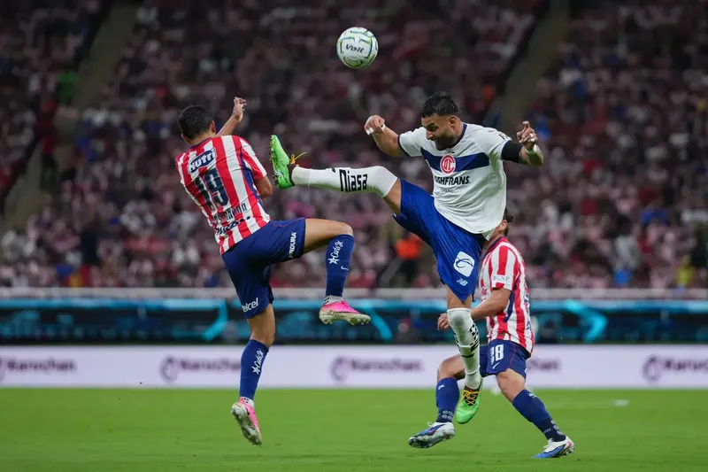 La noche de pesadilla de Chivas: El polémico penal de Alexis Vega y la roja que arruinó el debut de Milito