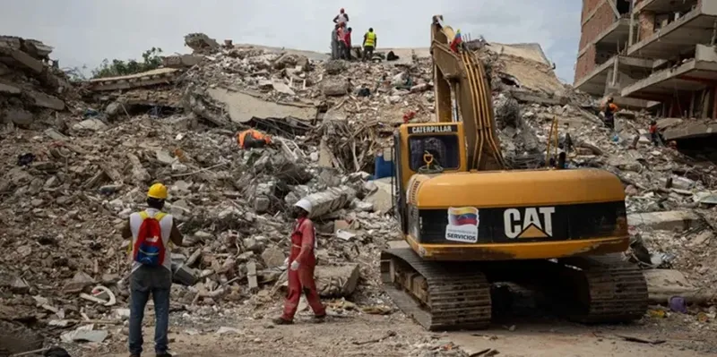 Voluntarios refuerzan las labores de rescate tras el sismo en La Guaira