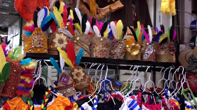 Comerciantes reportan buenas ventas de atuendos para el Día de la Resistencia Indígena