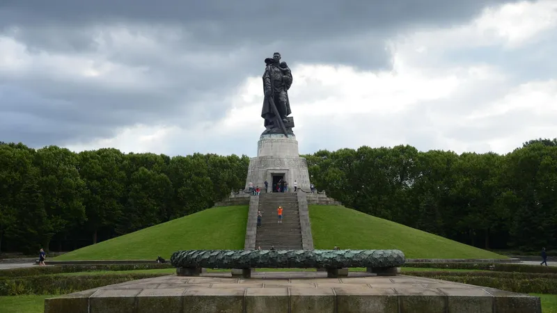 Alemania enfrenta una nueva batalla histórica por los monumentos soviéticos de Berlín, informan medios