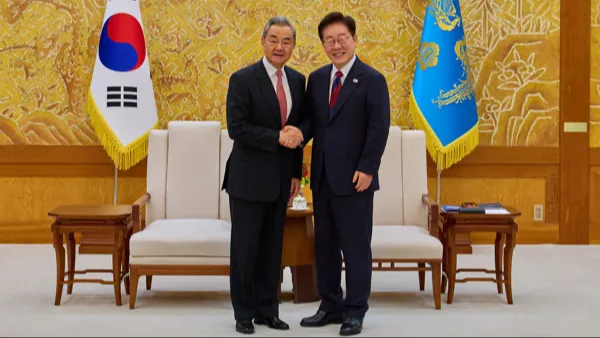 Wang Yi insta a avanzar en la asociación estratégica y cooperativa bilateral