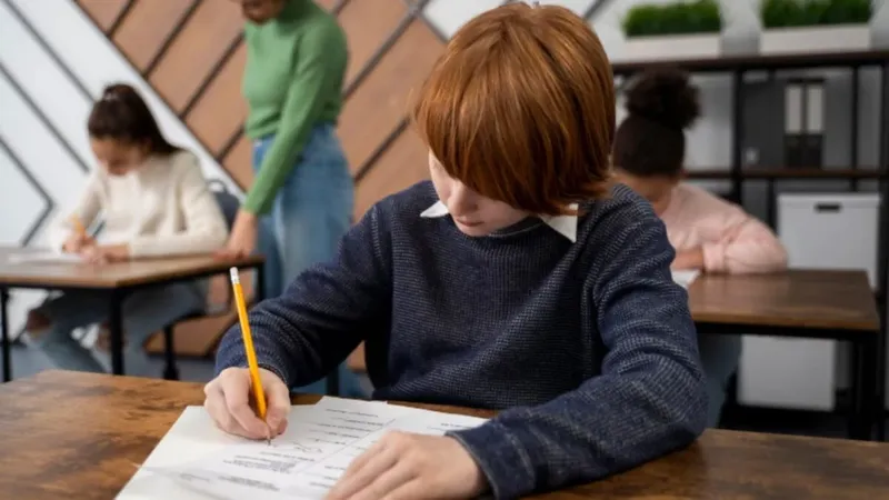 Permitió un examen desde casa y todos sacaron notas brillantes: luego lo hizo presencial y llegó el golpe de realidad