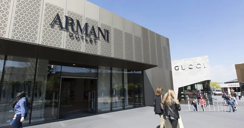 Armani evalúa vender un 15% a varios socios, con LVMH y L’Oréal entre los candidatos