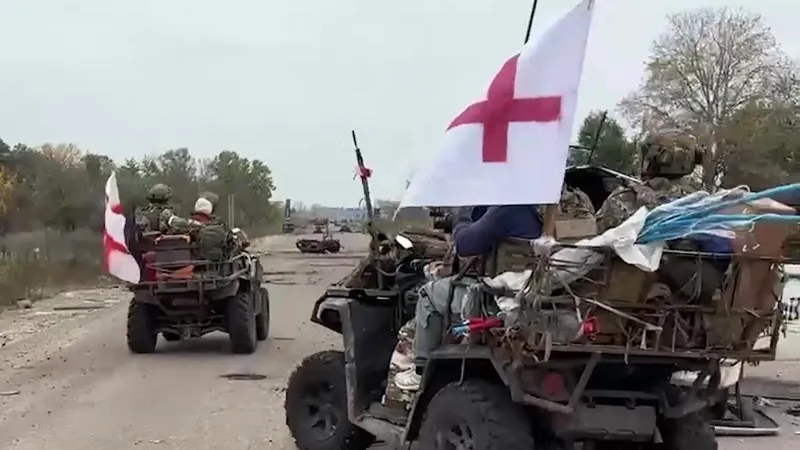 Un convoy de 25 autobuses y más de 50 médicos lleva ayuda humanitaria a Alioshki, destaca la comisionada rusa para DDHH