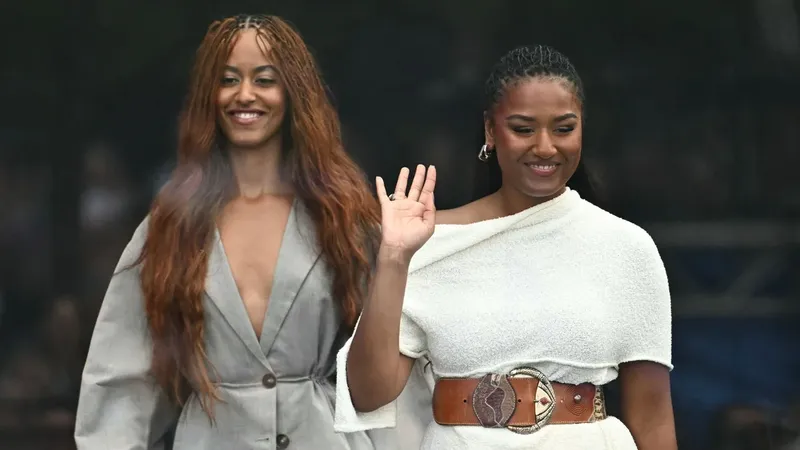 De niñas de la Casa Blanca a mujeres adultas: Malia y Sasha Obama hacen una inusual aparición pública
