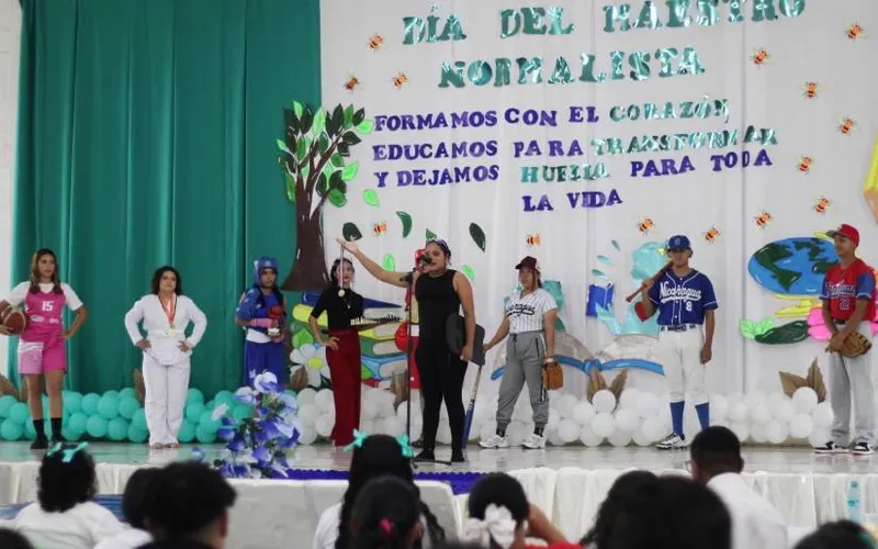 Celebran Festival Artístico en homenaje al Día del Maestro Normalista