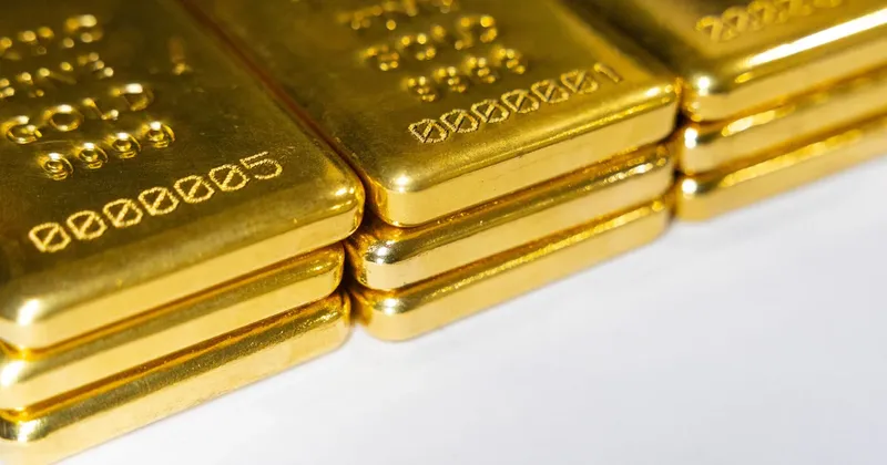 El oro recorta su avance tras decisión de la Fed de subir tasas y anticipar otro aumento