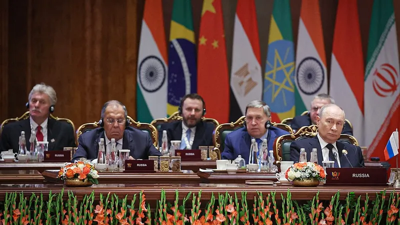 El poder global se desplaza hacia nuevos ejes de crecimiento, sostiene Vladímir Putin