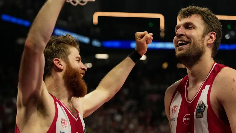 92-85: Olympiacos vence al Real Madrid y levanta la Euroliga 13 años después