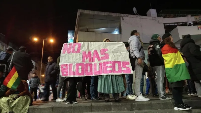 Cabildo en La Paz exige el fin de los bloqueos y la declaración del estado de excepción en Bolivia